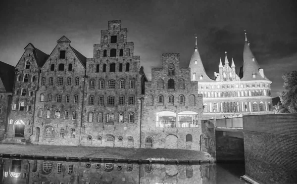 シュレースヴィヒ ホルシュタイン州ルベックの中世都市の建物と夏の夜にホルスター門 — ストック写真