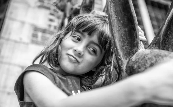 Szczęśliwy Portret Młodej Dziewczyny Dotykając Miasta Rzeźba Punkt Orientacyjny — Zdjęcie stockowe