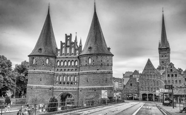 Lubeck Germany July 2016 Tourists Visit Famous Holstentor Gate Summer — Stock Photo, Image