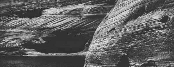 パウェル湖沿いのクルーズ アリゾナ州グレンキャニオン国立レクリエーションエリアのボートからの狭くて崖が並ぶ渓谷の眺め — ストック写真