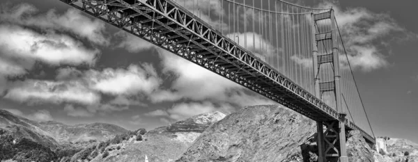 Kırmızı San Francisco Altın Kapısı Mavi Bir Gökyüzünün Altında — Stok fotoğraf