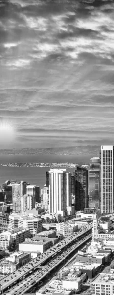 日落时从直升机俯瞰旧金山通往海湾大桥和城市天际线的道路 — 图库照片