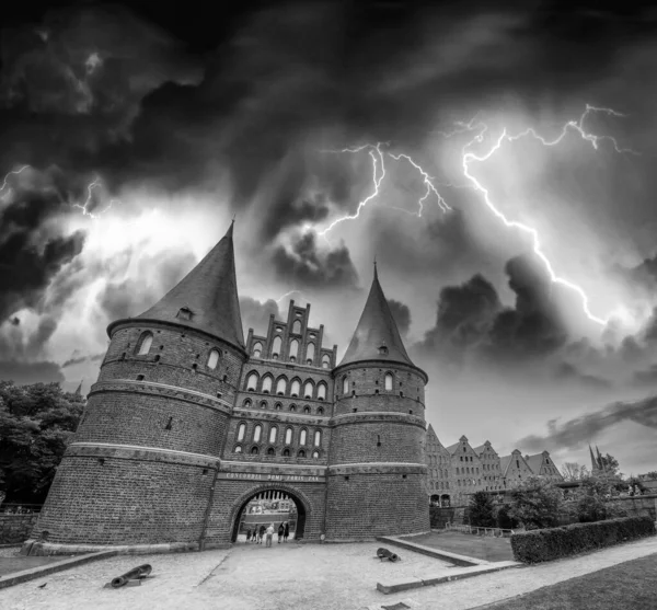 Porta Holstentor Con Tempesta Avvicinamento Lubecca Germania — Foto Stock