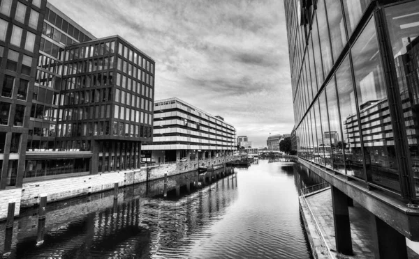 Hamburgo Alemania Julio 2016 Modernos Edificios Urbanos Largo Los Canales —  Fotos de Stock