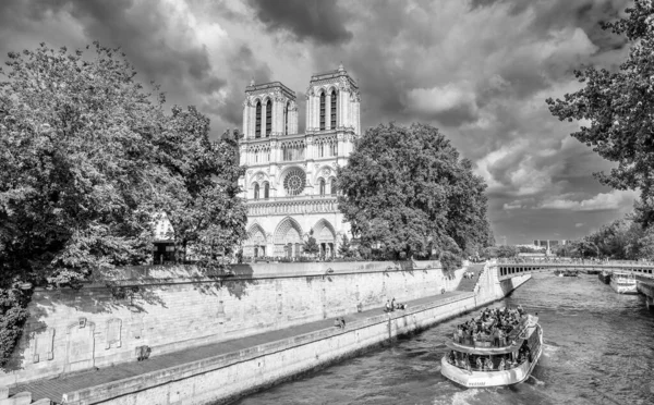 Paris Frankrike Juli 2014 Notre Dame Trädgårdar Med Båt Längs — Stockfoto