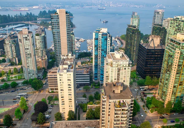 Vancouver şehir merkezinin havadan görünüşü bir yaz günü gökyüzüne yükseliyor