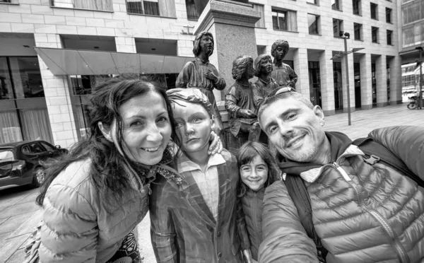 Família Feliz Abraçando Uma Estátua Dresden Conceito Turismo — Fotografia de Stock