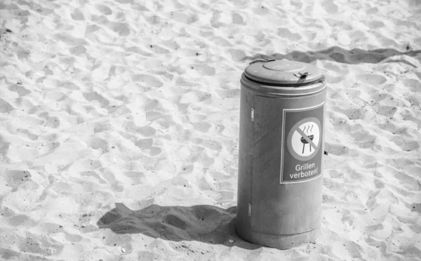 Σκουπιδότοπος Στην Παραλία Την Καλοκαιρινή Περίοδο — Φωτογραφία Αρχείου