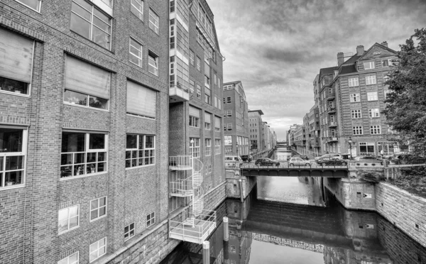 Hamburg Tyskland Juli 2016 Medeltida Stadsbyggnader Längs Kanalerna — Stockfoto