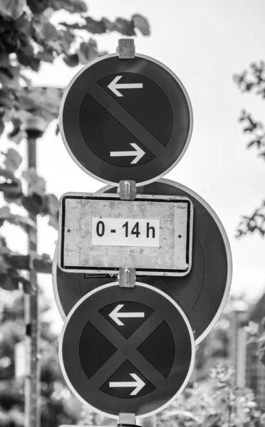 Não Placas Estacionamento Longo Uma Estrada Europeia — Fotografia de Stock