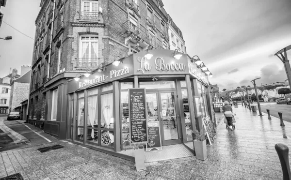 2014年7月10日フランス ディエップ 市内のレストランと通り ノルマンディーの夕日スカイライン — ストック写真