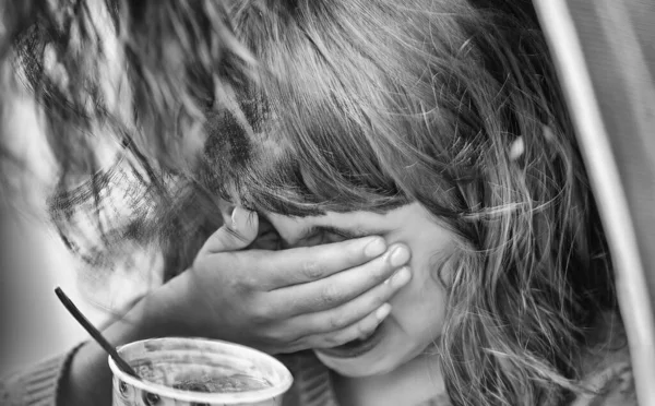 Weinendes Mädchen Auf Dem Kinderwagen Das Eine Tasse Eis Isst — Stockfoto