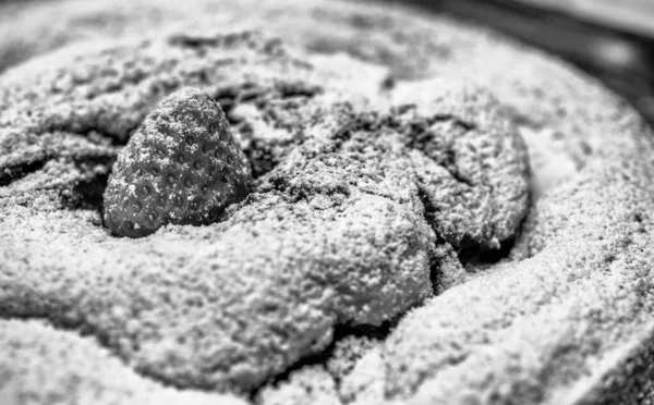 Deliciuos Hausgemachten Kuchen Mit Einer Erdbeere Auf Der Oberseite — Stockfoto