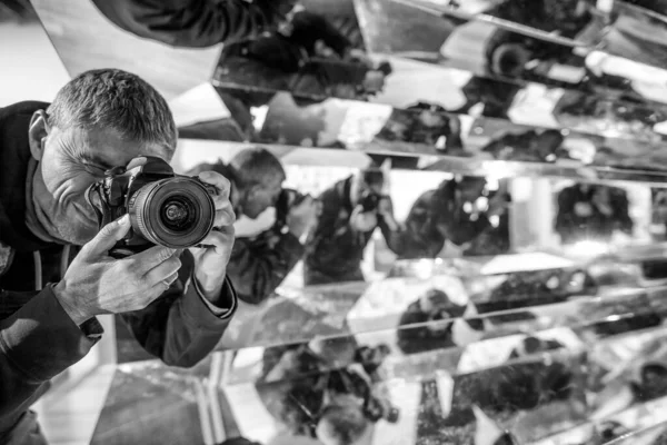 Photographer Surrounded Mirrors Reflection Man Everywhere — Stock Photo, Image