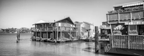 旧金山附近萨维里托沿河一带的木造房屋 — 图库照片