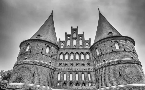 Holstentor Gate Letní Sezóně Proti Zatažené Obloze Lubeck Šlesvicko Holštýnsko — Stock fotografie