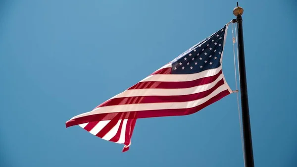 Mooie Amerikaanse Vlag Tegen Blauwe Lucht Usa Slow Motion — Stockfoto