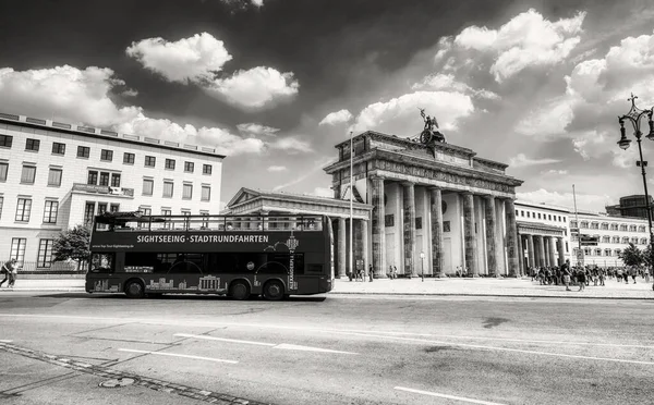 Berlino Germania Luglio 2016 Traffico Urbano Lungo Porta Brandeburgo — Foto Stock