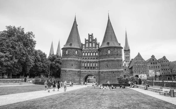 Lübeck Deutschland Juli 2016 Touristen Besuchen Sommer Das Berühmte Holstentor — Stockfoto