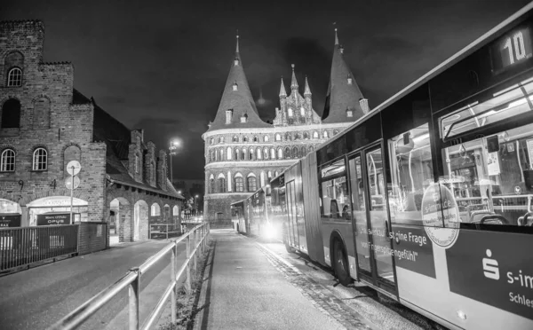 Lubeck Allemagne Juillet 2016 Portail Holstentor Avec Les Touristes Schleswig — Photo