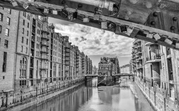 Hamburgo Alemania Julio 2016 Armarios Bajo Puente Frente Wasserschloss —  Fotos de Stock