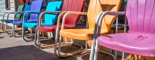 Bunte Stühle Einer Stadtstraße — Stockfoto