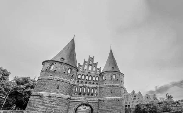 Holstentor Kapısı Yaz Mevsiminde Bulutlu Bir Gökyüzüne Karşı Lubeck Holstein — Stok fotoğraf