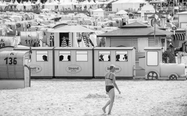 Travemunde Alemanha Julho 2016 Turistas Famosa Praia Cidade Temporada Verão — Fotografia de Stock