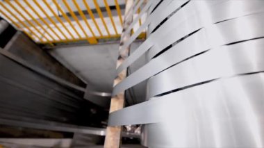 Endüstriyel makineler çalışıyor. Metal bobinler kesiliyor