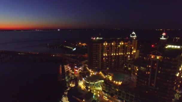 Ditakdirkan di malam hari, Florida. Pandangan udara dari skyline dari drone — Stok Video