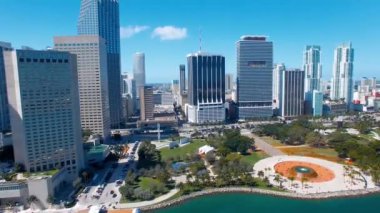 Florida, İHA 'dan Miami hava görüntüsü. Şehir merkezi ve gökdelenler güneşli bir günde