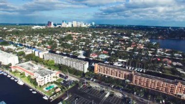 Fort Lauderdale, Florida. Güneşli bir günde şehrin caddelerini ve insansız hava aracından gökyüzüne bakan
