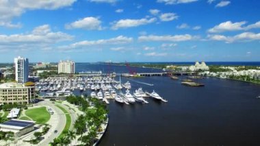 İHA, Florida 'dan West Palm Beach hava görüntüsü. Şehir merkezi ve gökdelenler güneşli bir günde