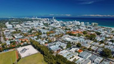 Miami Sahili, Florida. Güneşli bir günde şehrin caddelerini ve insansız hava aracından gökyüzüne bakan