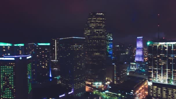 No centro de Miami à noite, Florida. Vista aérea do horizonte a partir do drone — Vídeo de Stock