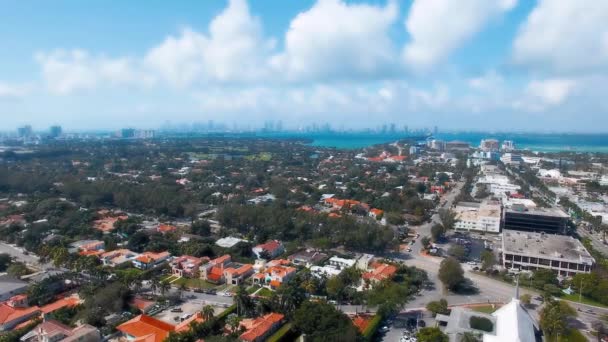 Miami Beach Straßen Luftaufnahme mit Downtown Miami auf dem Hintergrund — Stockvideo