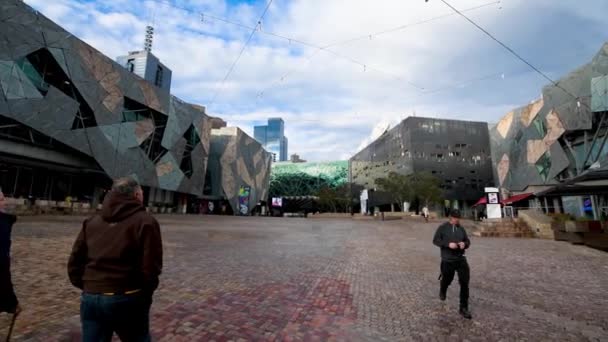MELBOURNE, AUSTRALIA - SEPTEMBER 6, 2018: Federation Square with tourists on a rainy afternoon — Video Stock