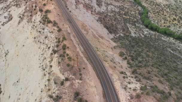 Veduta aerea di una bella strada attraverso il canyon — Video Stock