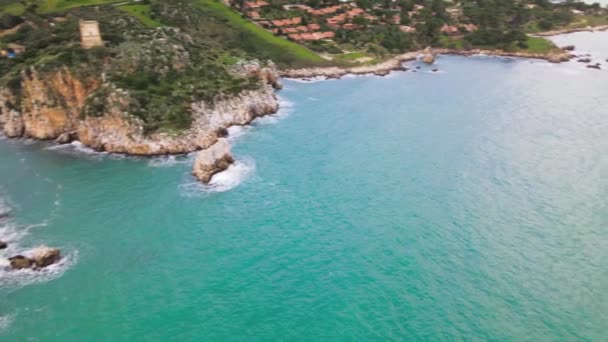 Faraglioni van Scopello in Sicilië, Italië. Rotsen over de zee, vanuit de drone vanuit de lucht bekeken — Stockvideo