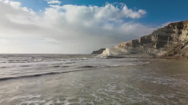 Letecký pohled na Schodiště Turků. Scala dei Turchi je skalnatý útes na jižním pobřeží Sicílie, Itálie — Stock video