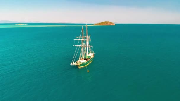 Segelschiff segelt in einem wunderschönen kristallklaren Meer, Luftaufnahme von der Drohne — Stockvideo