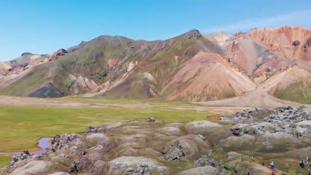 Landmannalaugar Bölgesi, İzlanda 'daki ünlü İzlanda manzarası. Arkaplanda yeşil lav alanları ve dağlar, İHA 'nın hava manzarası. — Stok video
