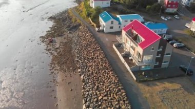 Güneybatı İzlanda 'daki Borgarnes kasabasının panoramik manzarası insansız hava aracı bakış açısıyla