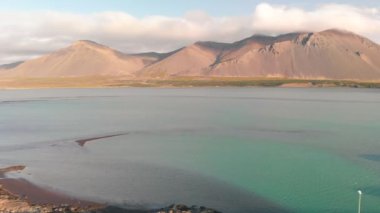 Güneybatı İzlanda 'daki Borgarnes kasabasının panoramik manzarası insansız hava aracı bakış açısıyla