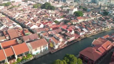 Malezya, İHA 'dan Malacca' nın hava görüntüsü. Güzel bir günde melaka renkli evler