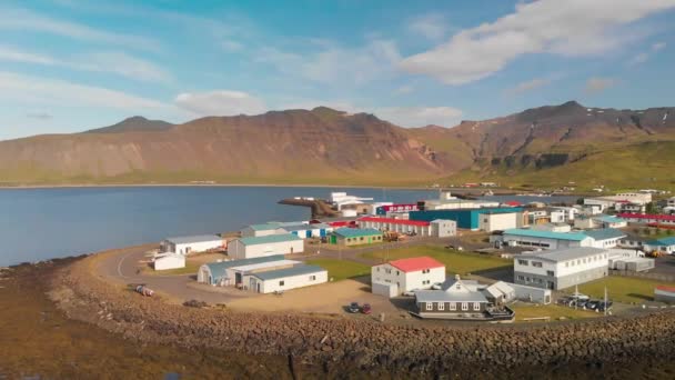 Vue aérienne du magnifique fjord du Grundar en saison estivale, Islande. — Video