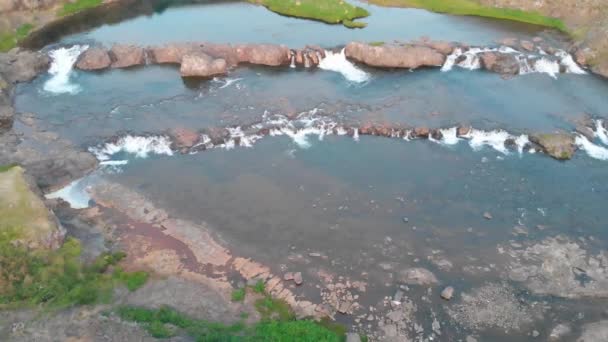 Naturaleza en Fossatun Troll Falls, Islandia, Europa. Hermoso paisaje verde con vista a la montaña en temporada de verano desde el mirador del dron — Vídeos de Stock