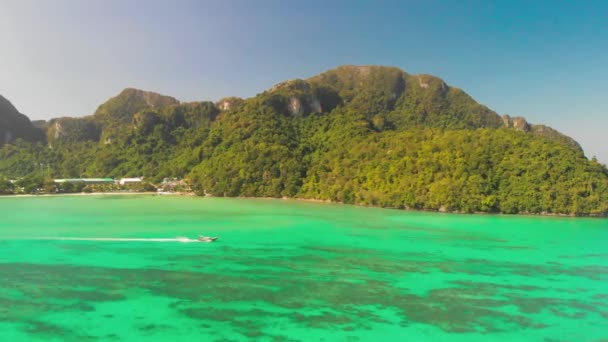 Phi Phi Don Island, Thaïlande. Vue aérienne du magnifique littoral depuis un drone par une journée ensoleillée — Video