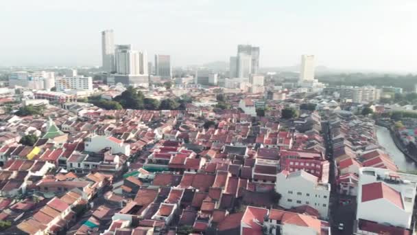 Letecký pohled na Malaccu z dronu v Malajsii. Melaka barevné domy v krásný den — Stock video