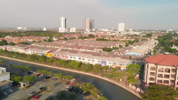 Flygfoto över Malacca från drönare, Malaysia. Melaka färgglada hem på en vacker dag — Stockvideo